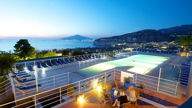 Abend entspannen im Pool im Arthotel Gran Paradiso bei Sorrent in Italien