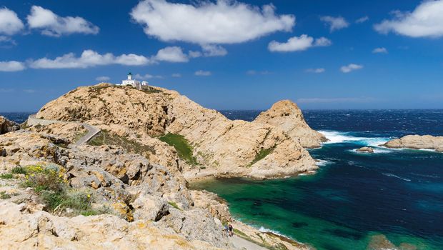 Panoramablick über das blaue Meer und Felsen auf Sardinien in Italien