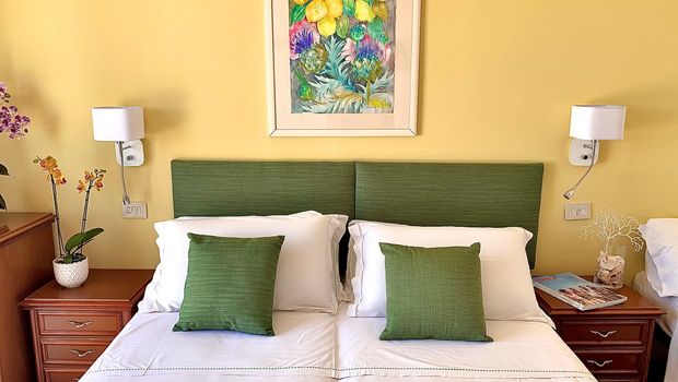 grüne Außenanlage vor Hotel Terme la Pergola auf Ischia, Italien