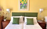 grüne Außenanlage vor Hotel Terme la Pergola auf Ischia, Italien