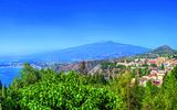 Taormina mit Ätna im Hintergrund