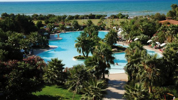 üppiger grüner Garten mit großem Pool im Acacia Resort auf Sizilien in Italien