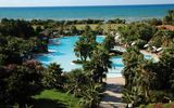 üppiger grüner Garten mit großem Pool im Acacia Resort auf Sizilien in Italien