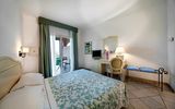 typisch eingerichtetes Zimmer im Grand Hotel Porto Cervo auf Sardinien in Italien