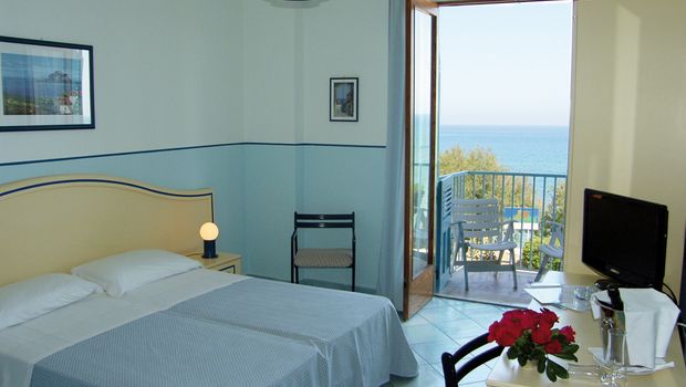 Zimmer mit Balkon und Meerblick im Hotel Tourist auf Sizilien in Italien