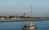 Riga - Segler vor Stadtpanorama